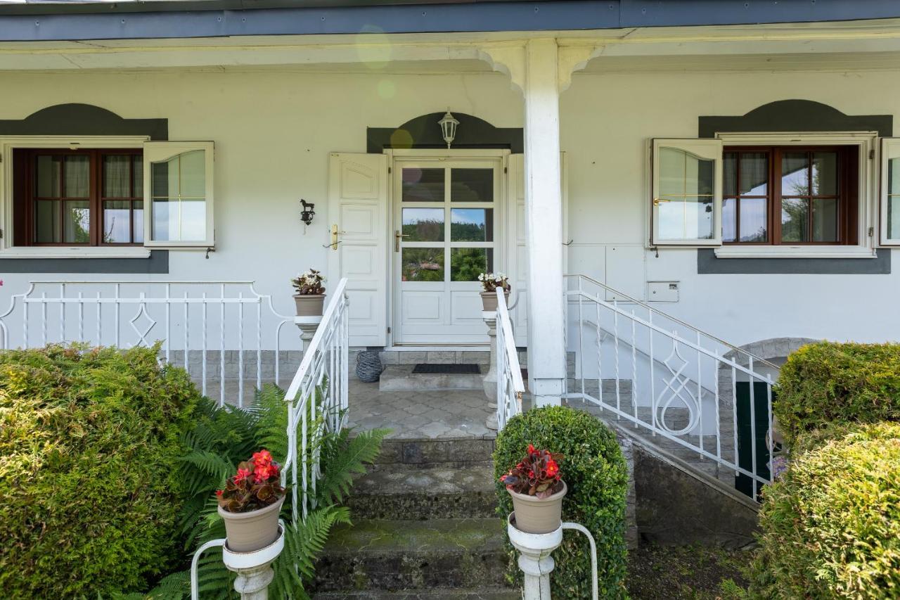 Villa Amalia, Centrum Banska Stiavnica, Parkovanie Pre 2 Auta, Velka Zahrada S Krbom, Cela Villa Amalia Pre 14 Osob Alebo Samostatne Nezavisle Prve Podlazie Villa Ama Pre 6 Osob Alebo Samostatne Nezavisle Podkrovie Villa Lia Pre 8 Osob,Pristup Cez Pi المظهر الخارجي الصورة