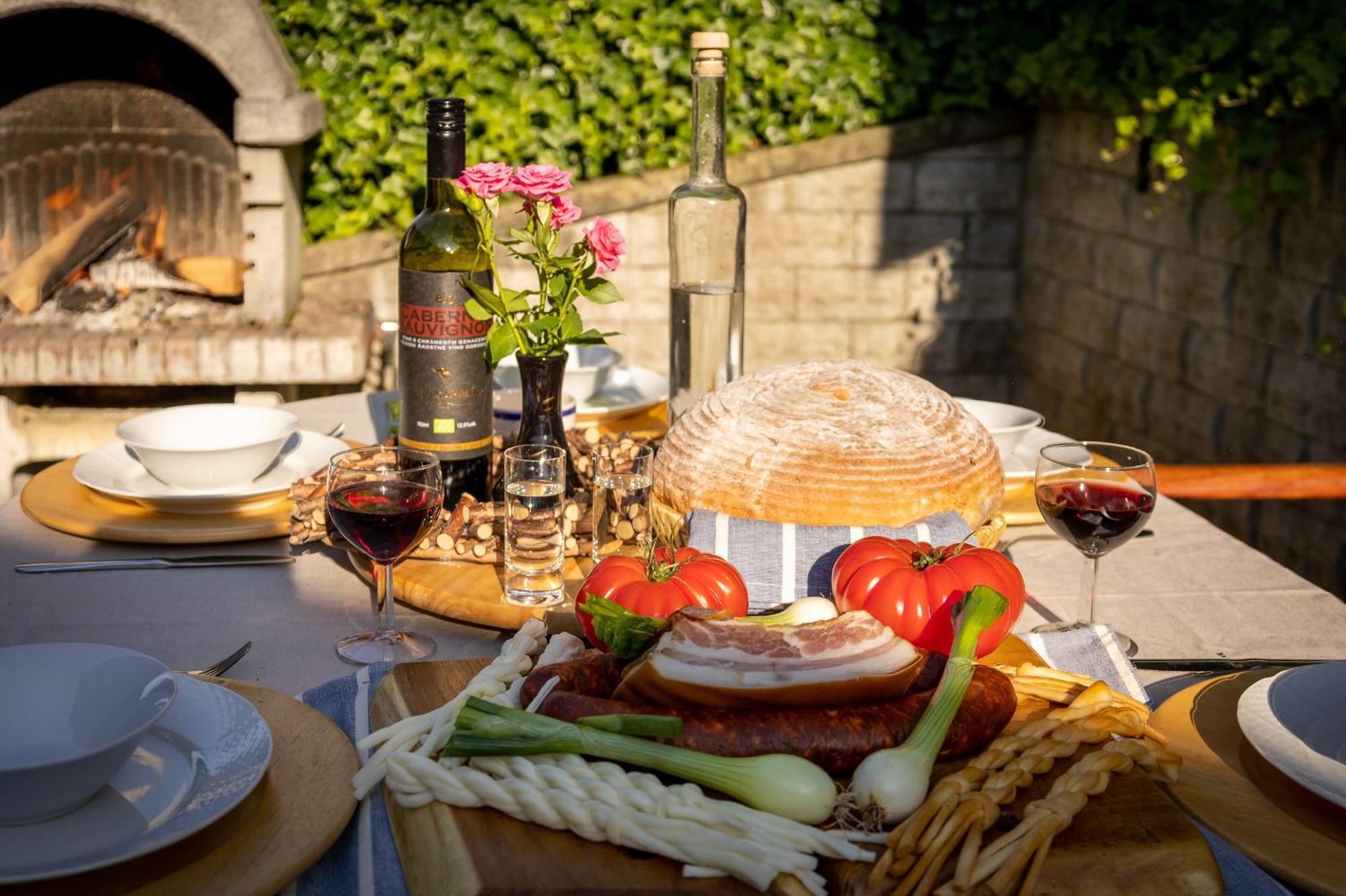 Villa Amalia, Centrum Banska Stiavnica, Parkovanie Pre 2 Auta, Velka Zahrada S Krbom, Cela Villa Amalia Pre 14 Osob Alebo Samostatne Nezavisle Prve Podlazie Villa Ama Pre 6 Osob Alebo Samostatne Nezavisle Podkrovie Villa Lia Pre 8 Osob,Pristup Cez Pi المظهر الخارجي الصورة