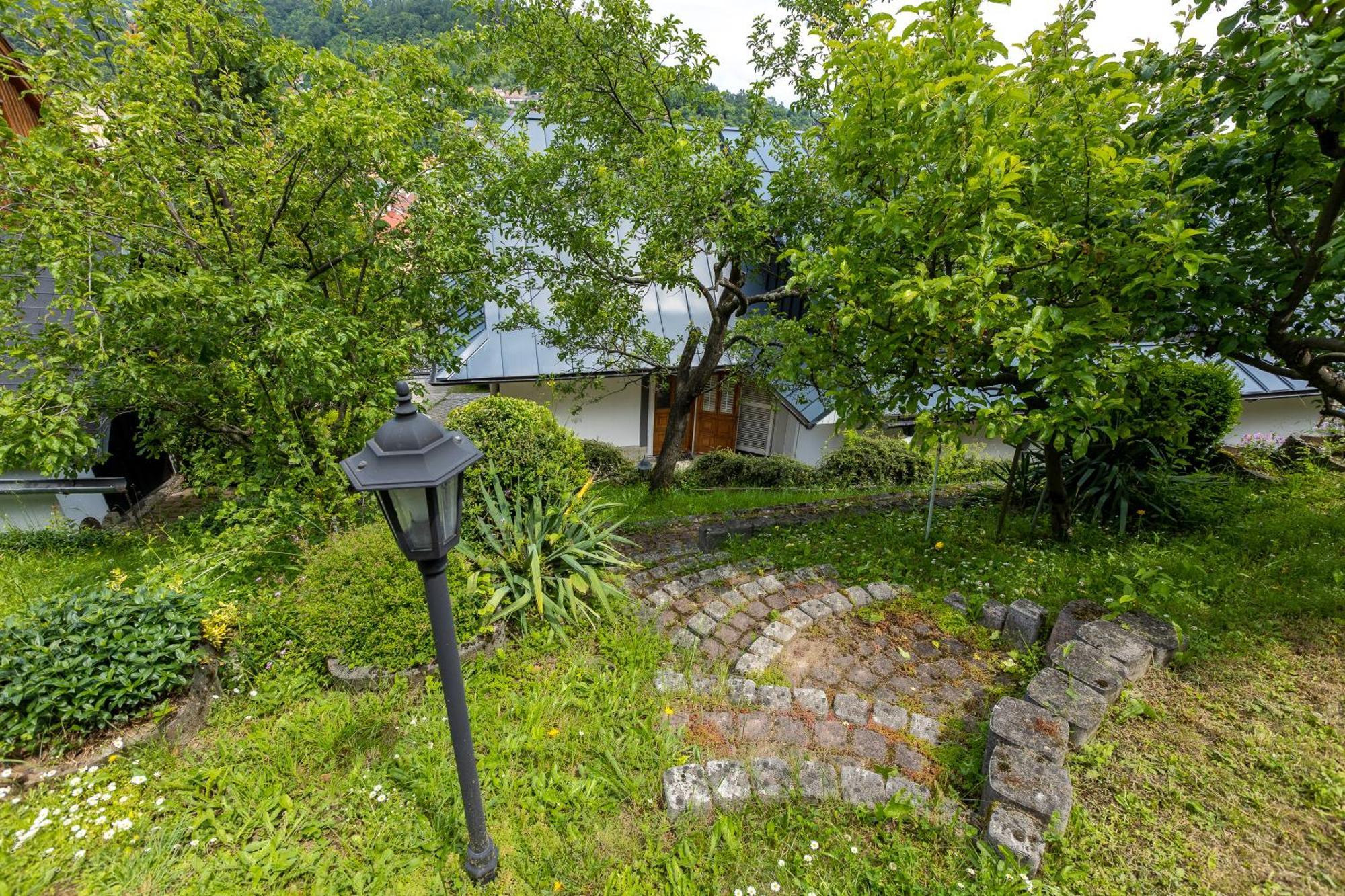Villa Amalia, Centrum Banska Stiavnica, Parkovanie Pre 2 Auta, Velka Zahrada S Krbom, Cela Villa Amalia Pre 14 Osob Alebo Samostatne Nezavisle Prve Podlazie Villa Ama Pre 6 Osob Alebo Samostatne Nezavisle Podkrovie Villa Lia Pre 8 Osob,Pristup Cez Pi المظهر الخارجي الصورة