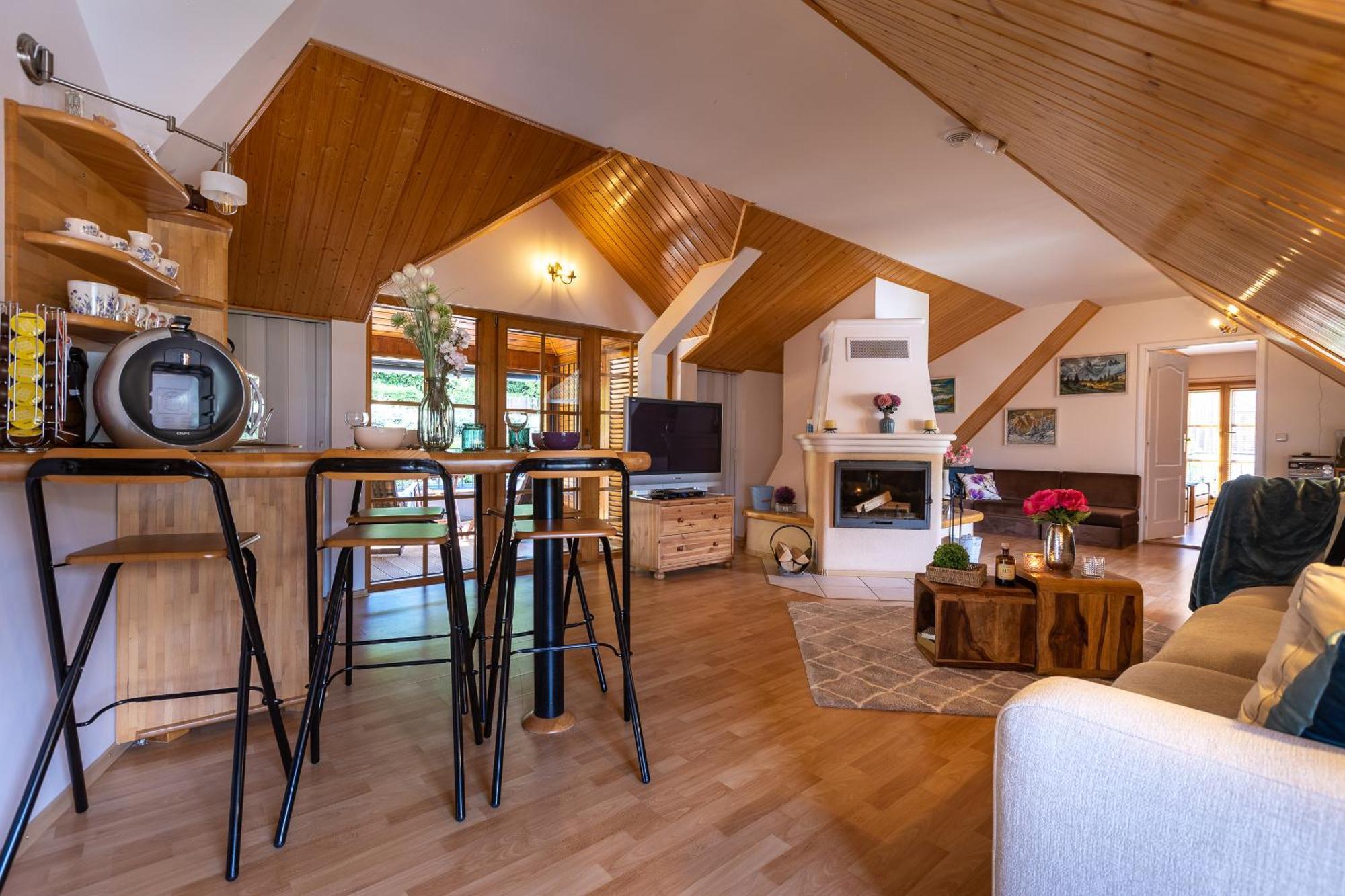 Villa Amalia, Centrum Banska Stiavnica, Parkovanie Pre 2 Auta, Velka Zahrada S Krbom, Cela Villa Amalia Pre 14 Osob Alebo Samostatne Nezavisle Prve Podlazie Villa Ama Pre 6 Osob Alebo Samostatne Nezavisle Podkrovie Villa Lia Pre 8 Osob,Pristup Cez Pi المظهر الخارجي الصورة