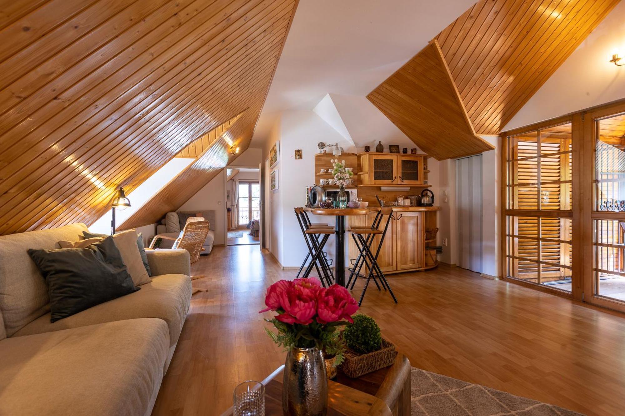 Villa Amalia, Centrum Banska Stiavnica, Parkovanie Pre 2 Auta, Velka Zahrada S Krbom, Cela Villa Amalia Pre 14 Osob Alebo Samostatne Nezavisle Prve Podlazie Villa Ama Pre 6 Osob Alebo Samostatne Nezavisle Podkrovie Villa Lia Pre 8 Osob,Pristup Cez Pi المظهر الخارجي الصورة
