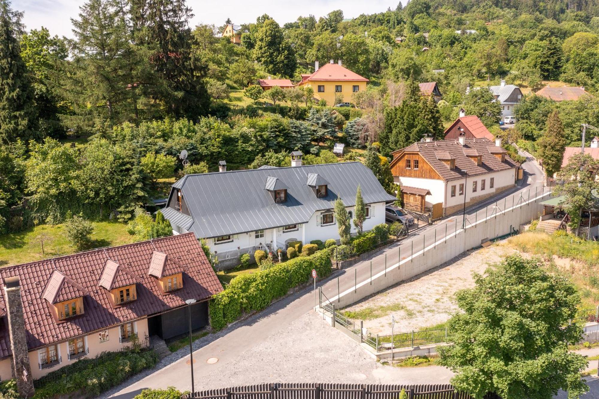 Villa Amalia, Centrum Banska Stiavnica, Parkovanie Pre 2 Auta, Velka Zahrada S Krbom, Cela Villa Amalia Pre 14 Osob Alebo Samostatne Nezavisle Prve Podlazie Villa Ama Pre 6 Osob Alebo Samostatne Nezavisle Podkrovie Villa Lia Pre 8 Osob,Pristup Cez Pi المظهر الخارجي الصورة
