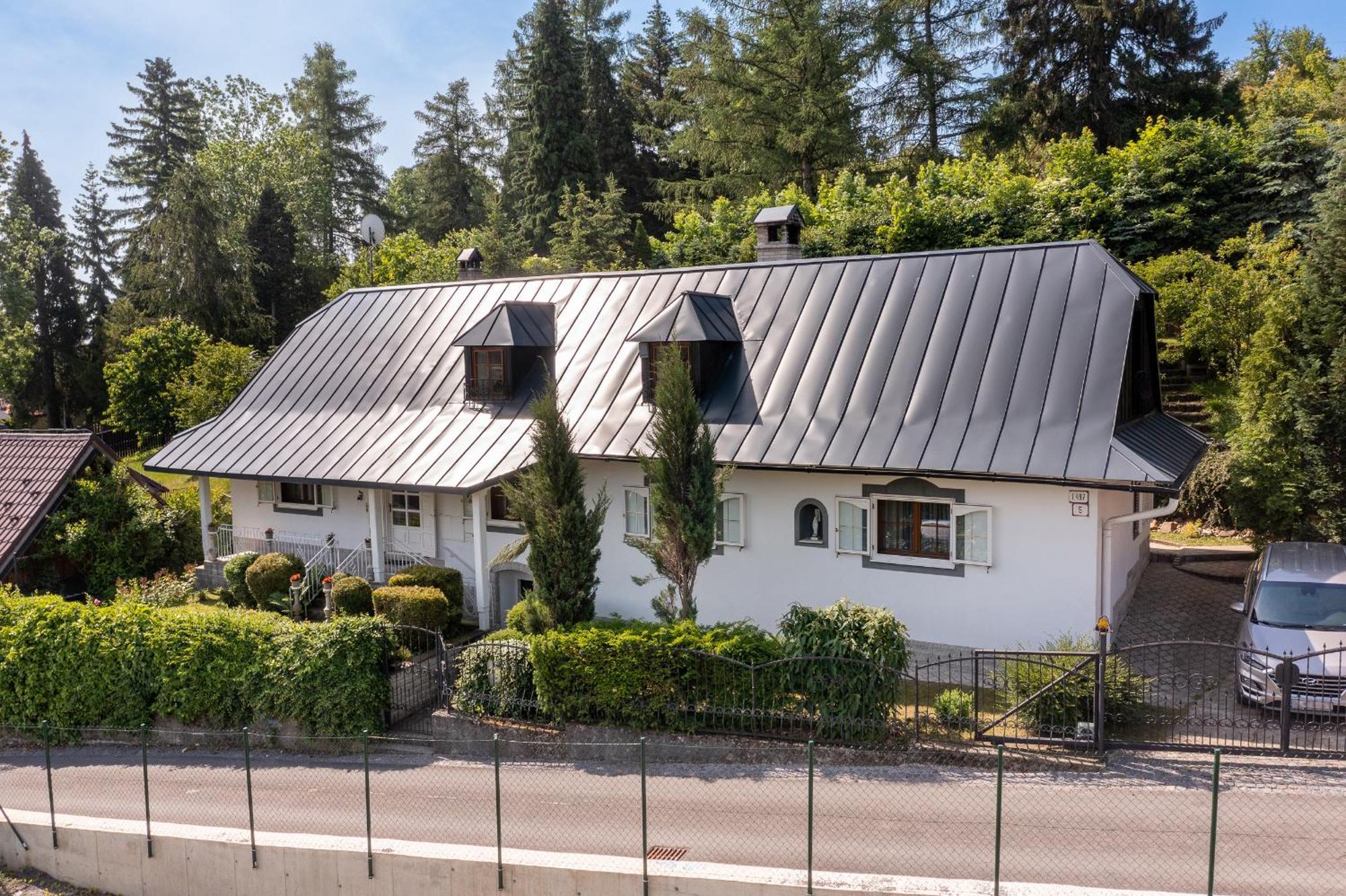 Villa Amalia, Centrum Banska Stiavnica, Parkovanie Pre 2 Auta, Velka Zahrada S Krbom, Cela Villa Amalia Pre 14 Osob Alebo Samostatne Nezavisle Prve Podlazie Villa Ama Pre 6 Osob Alebo Samostatne Nezavisle Podkrovie Villa Lia Pre 8 Osob,Pristup Cez Pi المظهر الخارجي الصورة
